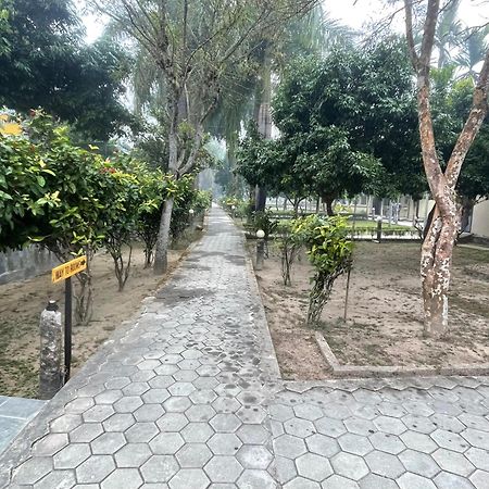 Chitwan Riverside Resort Sauraha Eksteriør bilde