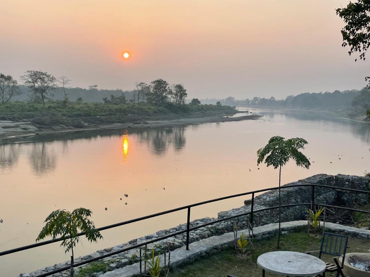 Chitwan Riverside Resort Sauraha Eksteriør bilde