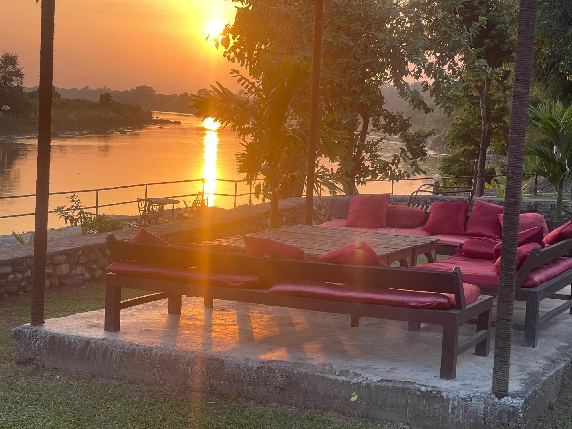 Chitwan Riverside Resort Sauraha Eksteriør bilde
