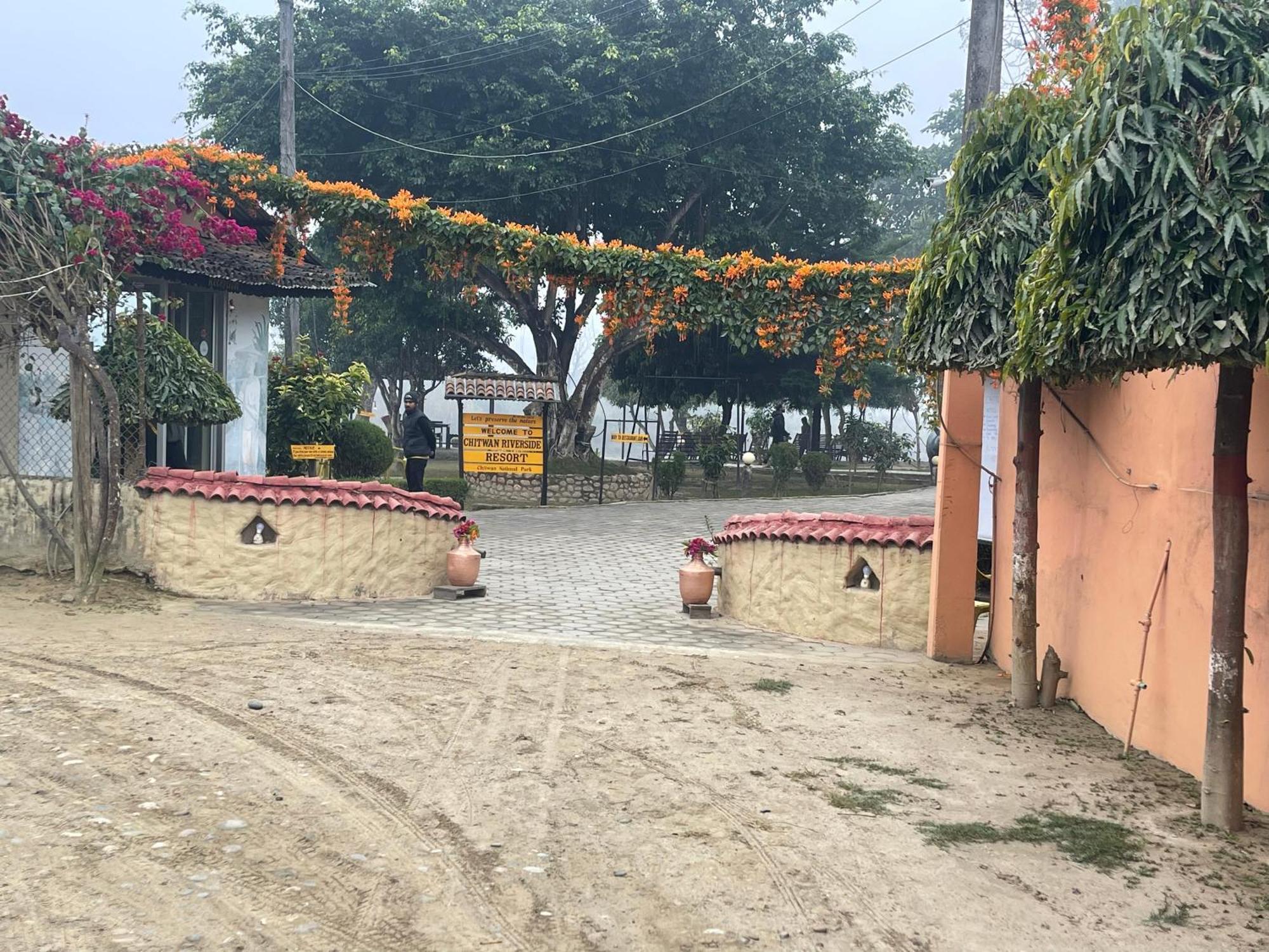 Chitwan Riverside Resort Sauraha Eksteriør bilde