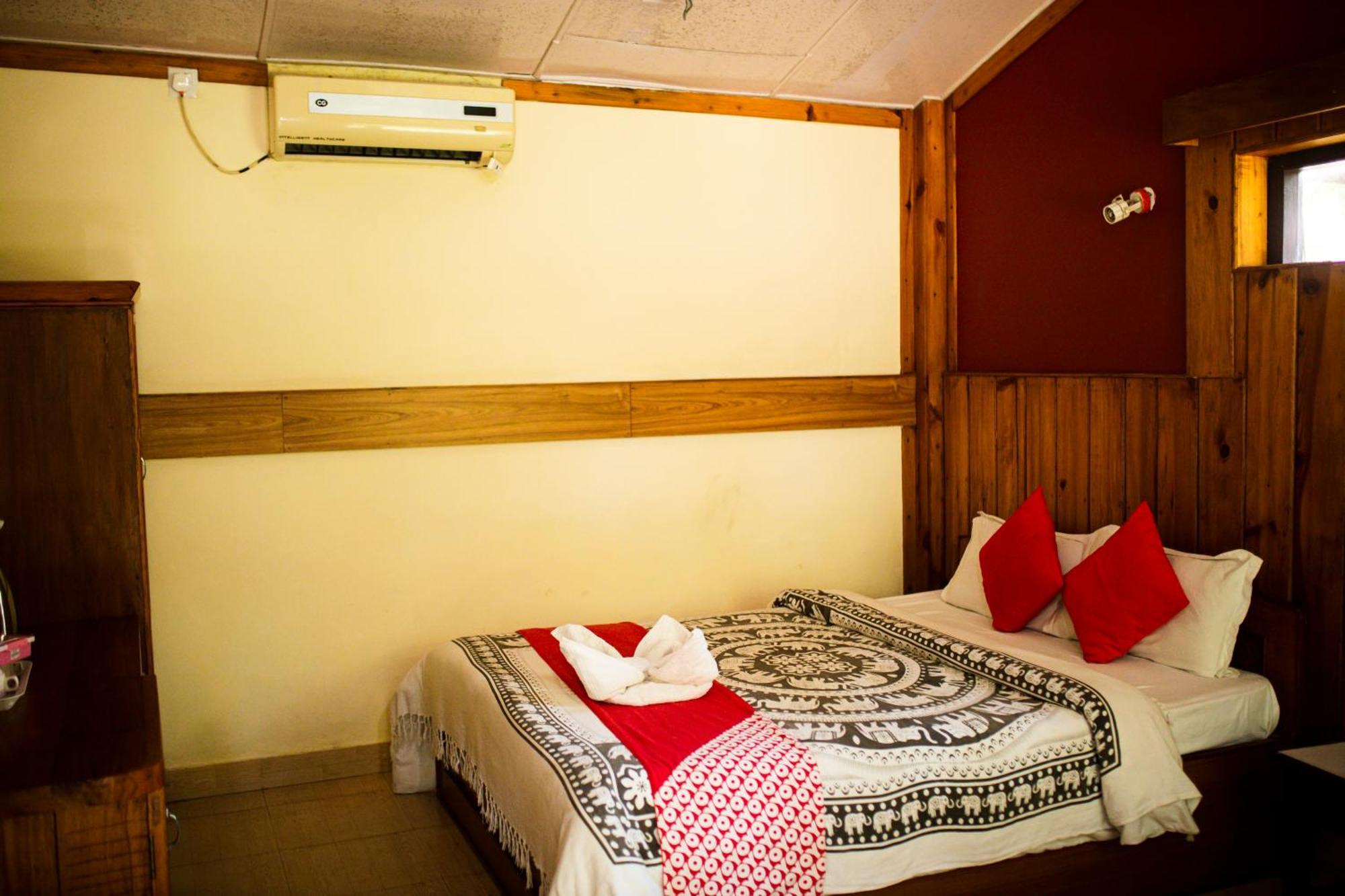 Chitwan Riverside Resort Sauraha Eksteriør bilde