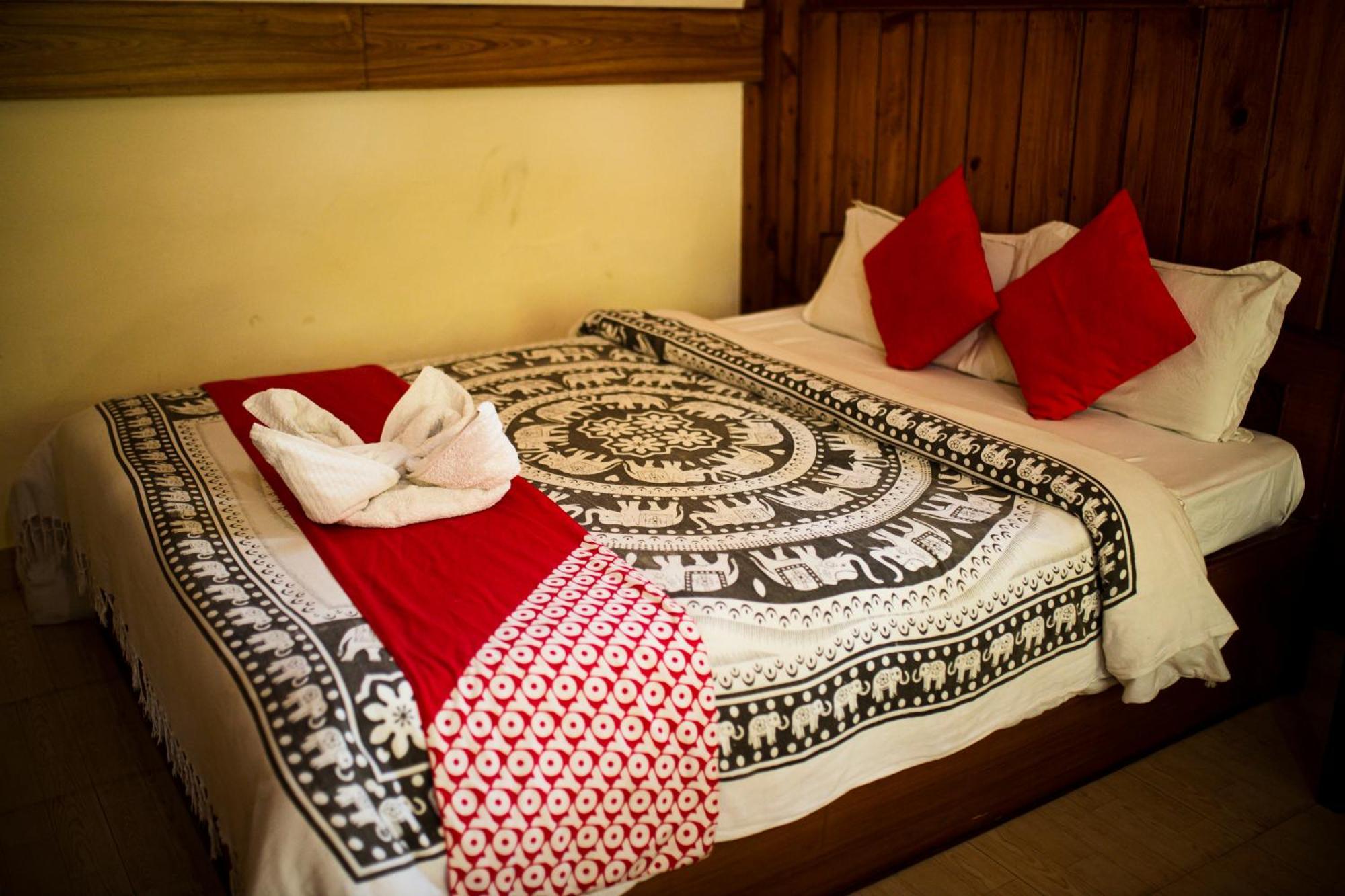 Chitwan Riverside Resort Sauraha Eksteriør bilde