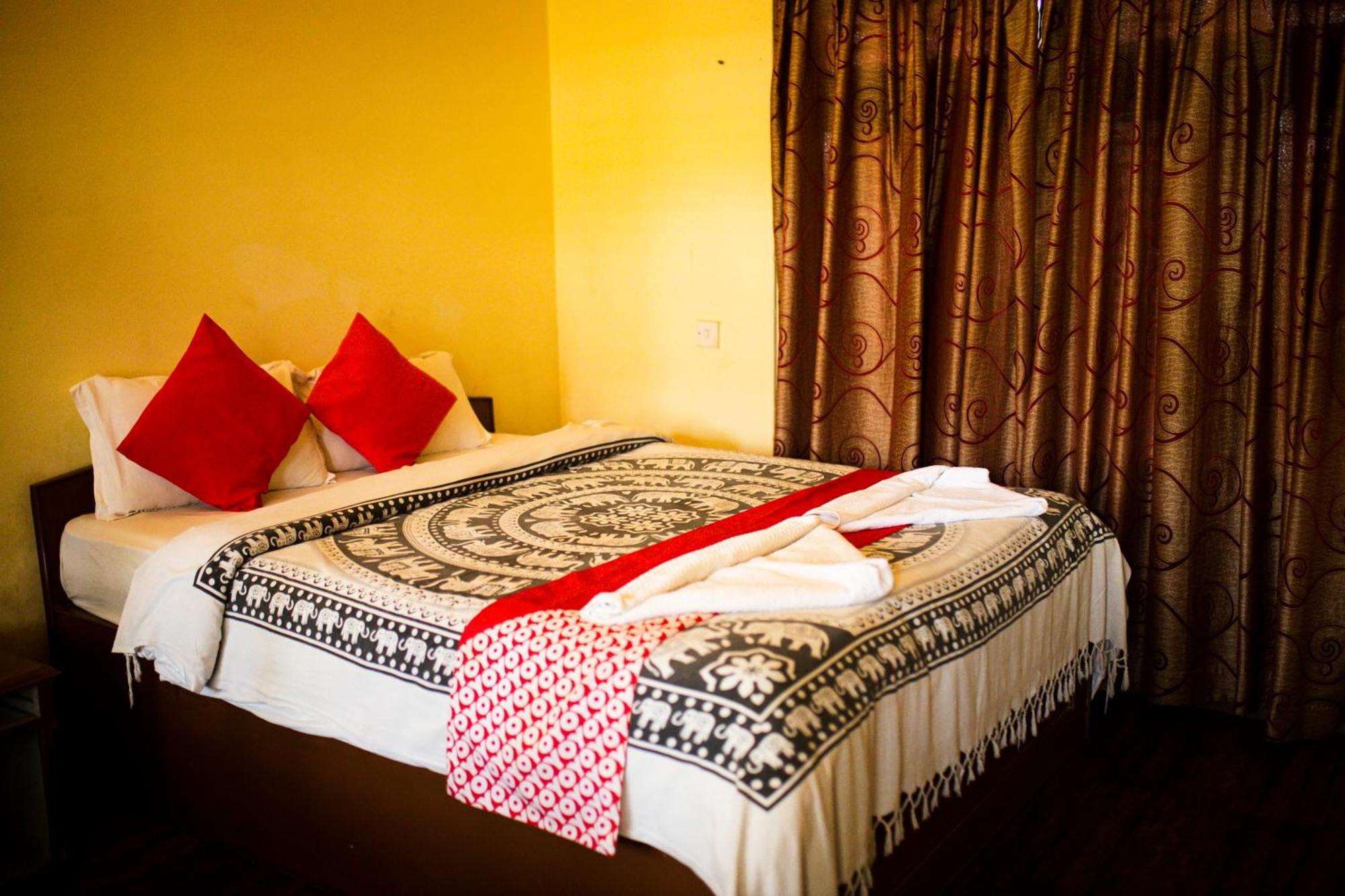 Chitwan Riverside Resort Sauraha Eksteriør bilde