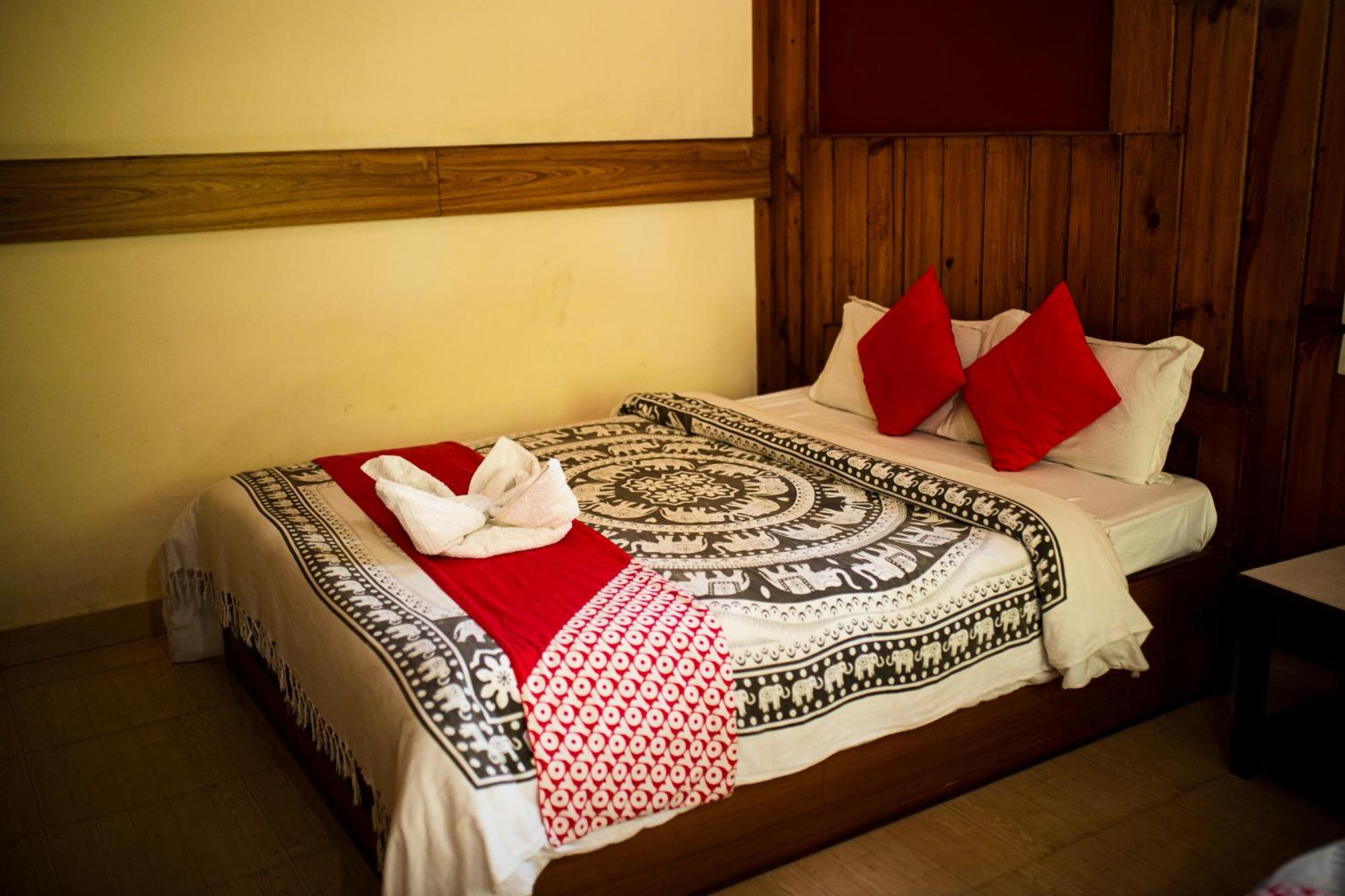 Chitwan Riverside Resort Sauraha Eksteriør bilde