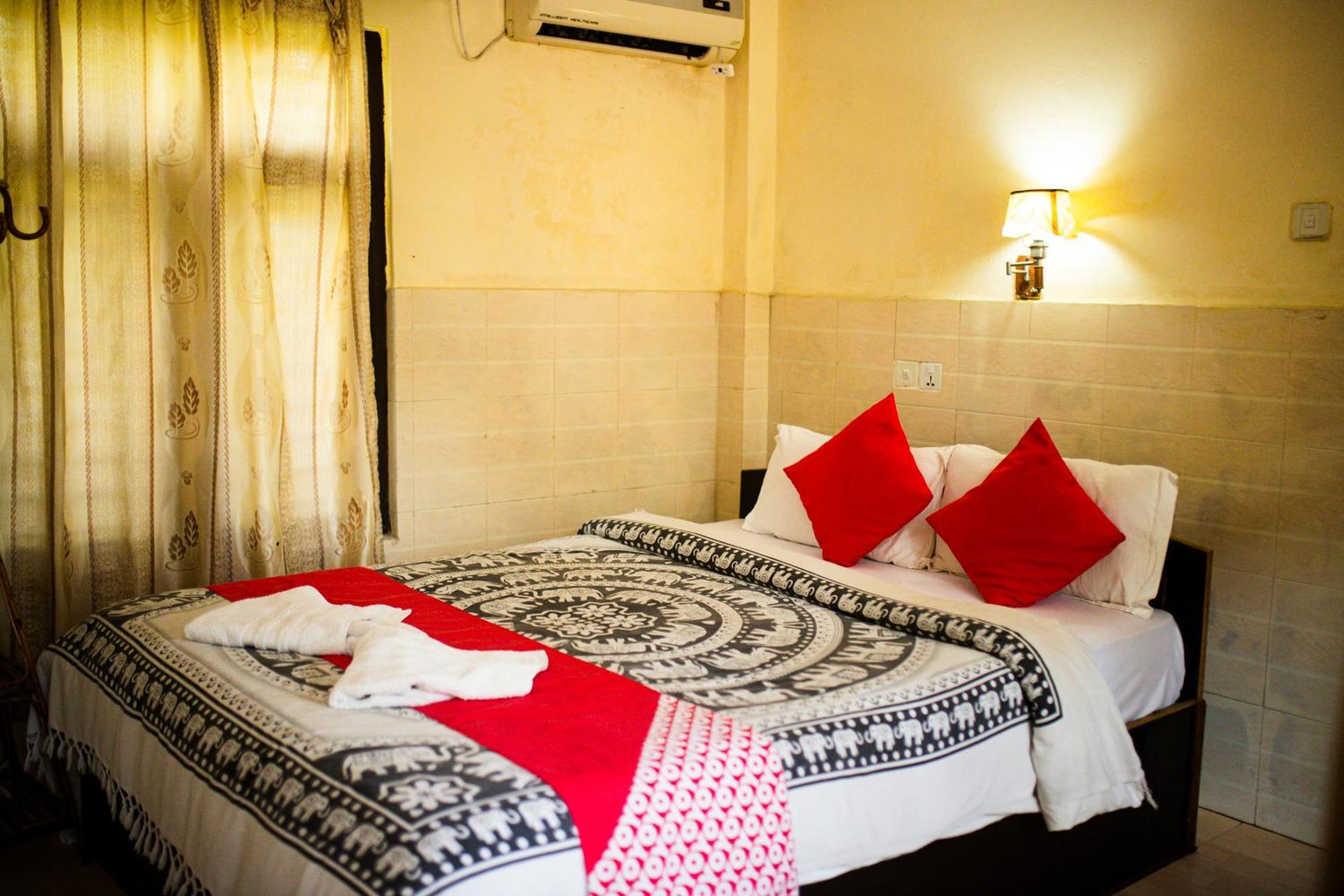 Chitwan Riverside Resort Sauraha Eksteriør bilde