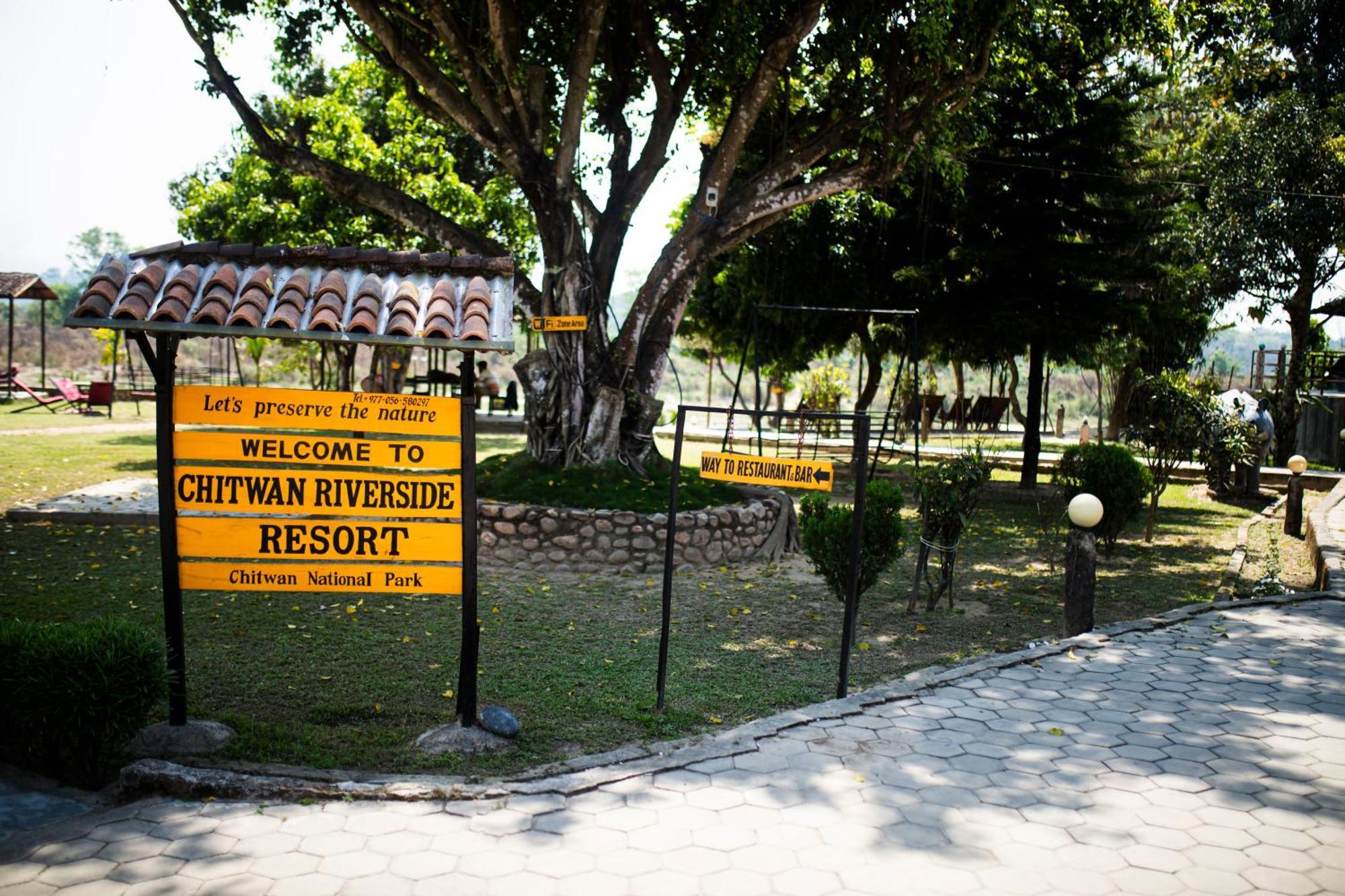 Chitwan Riverside Resort Sauraha Eksteriør bilde