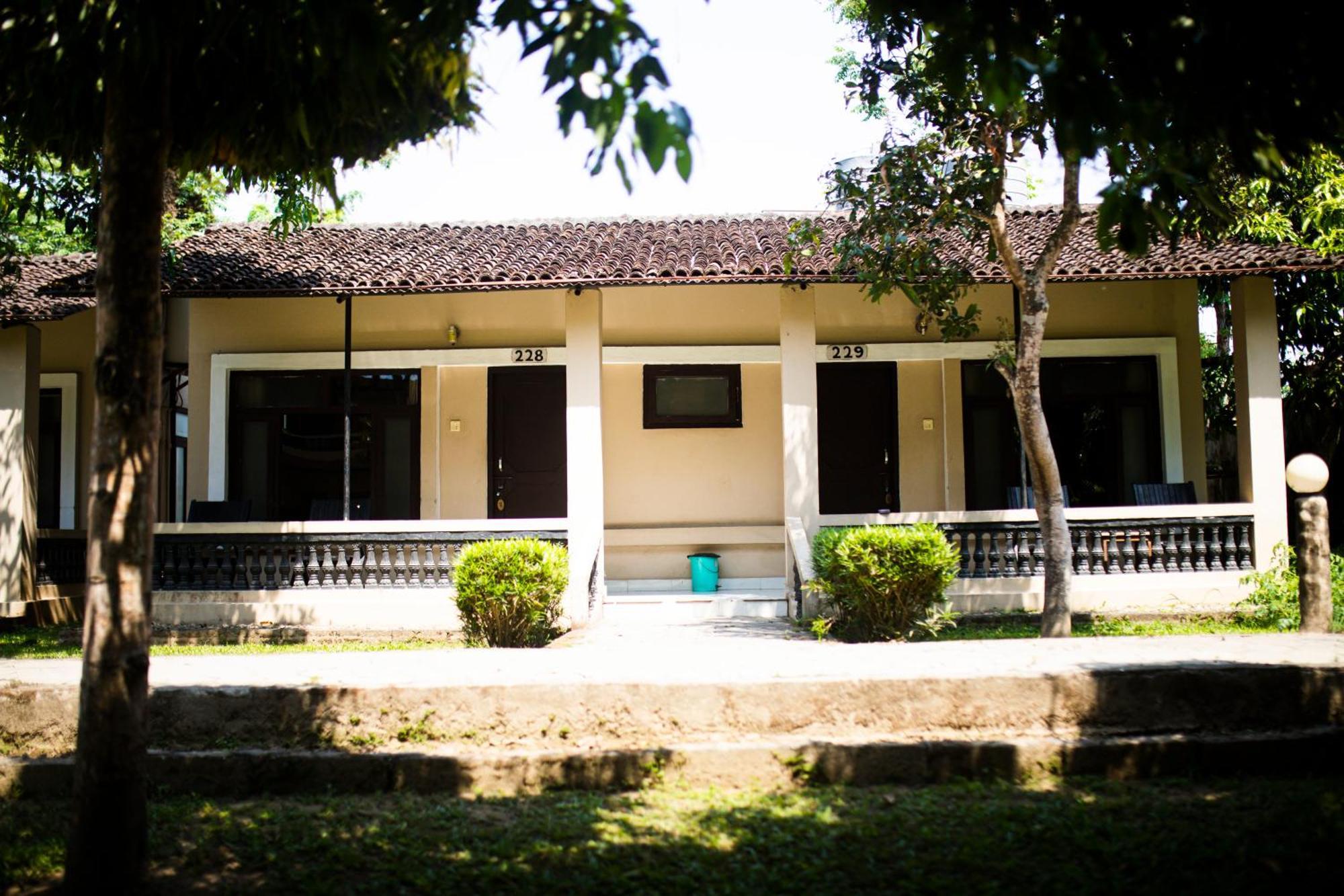 Chitwan Riverside Resort Sauraha Eksteriør bilde