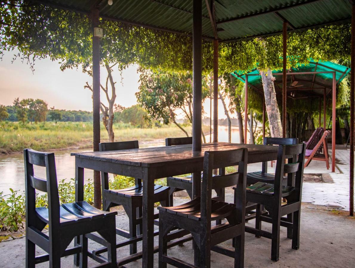 Chitwan Riverside Resort Sauraha Eksteriør bilde
