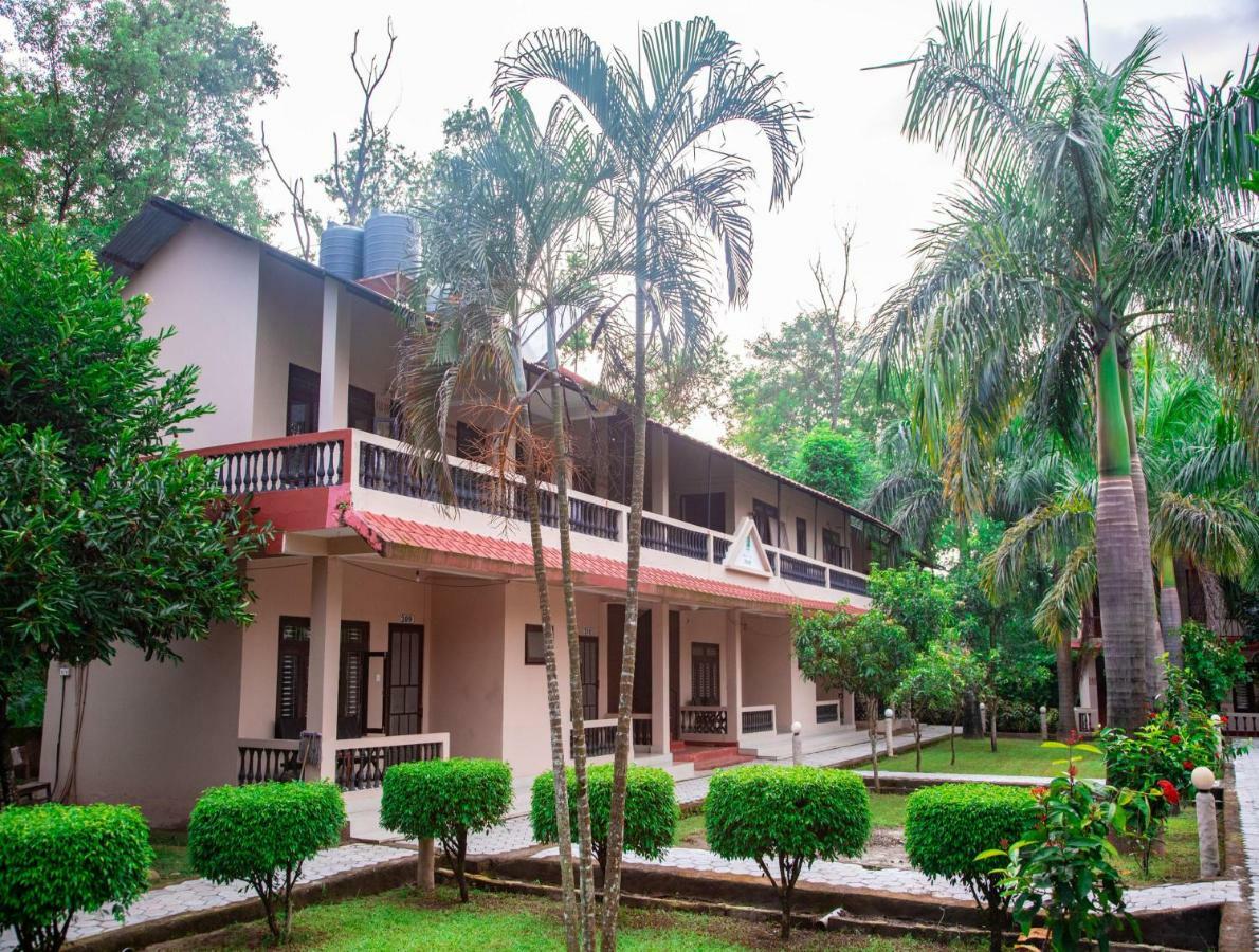 Chitwan Riverside Resort Sauraha Eksteriør bilde