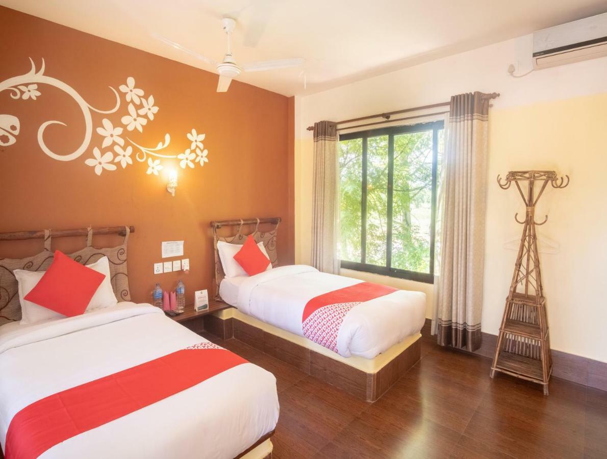 Chitwan Riverside Resort Sauraha Eksteriør bilde